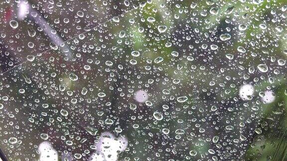 在泰国的雨季雨打在汽车的镜子上