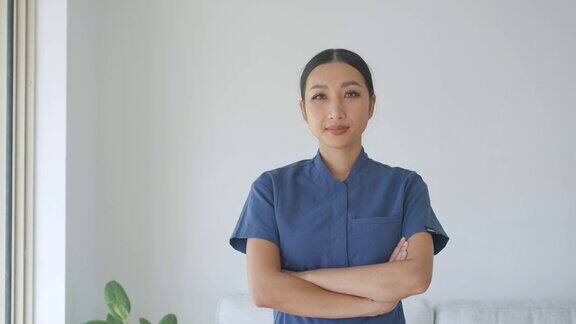 快乐的亚洲女性保健工作者的肖像微笑的家庭照顾者