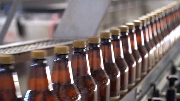 啤酒厂啤酒装瓶工艺流程啤酒厂啤酒装瓶工艺生产线上空铝啤酒罐正在传送带上移动