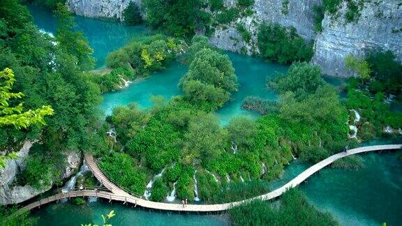 克罗地亚Plitvice湖瀑布上的木板路