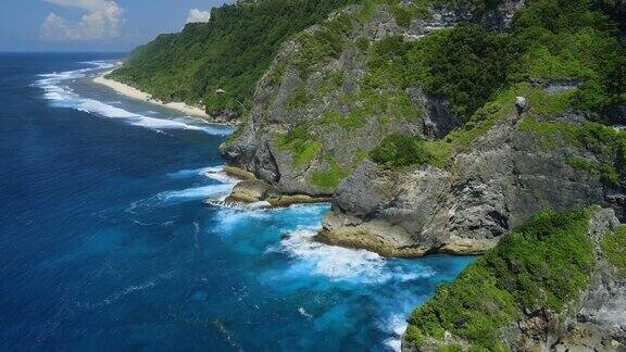 夏威夷的海洋景观有风景优美的岩石、悬崖和蓝色的海浪鸟瞰图