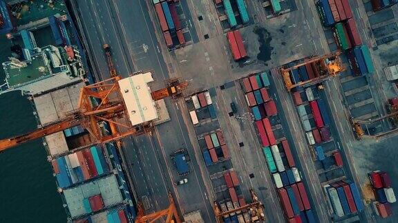 鸟瞰图工业港口与集装箱