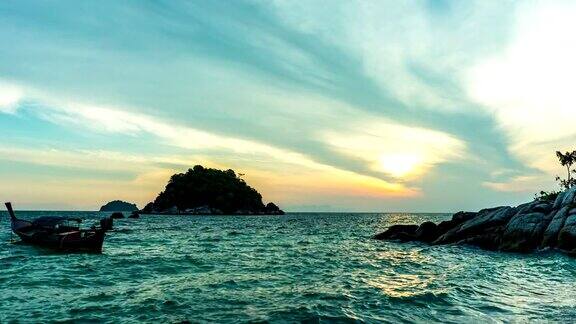 大海和日出在日出海滩里皮岛泰国时间流逝视频