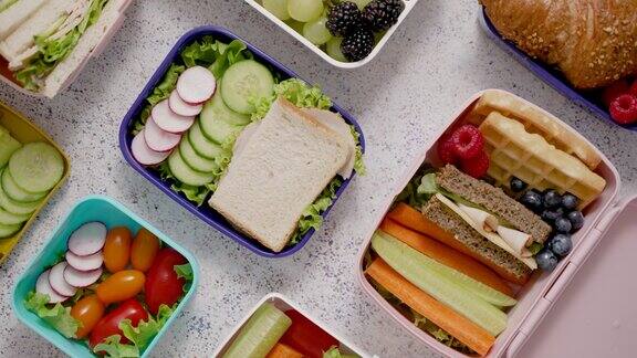 学校午餐盒的照片石头背景上有各种健康营养的饭菜