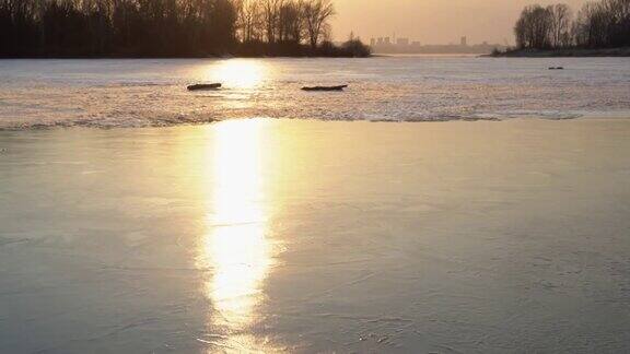 日落时河面上结了冰太阳倒映在水面上