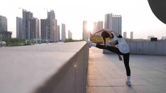 女性在城市环境中锻炼