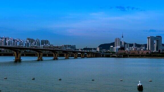 时光流逝的汉城和汉城塔从白天到晚上都有一座桥横跨汉江韩国