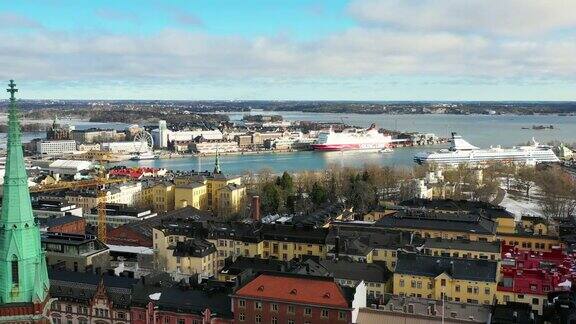 芬兰赫尔辛基城市鸟瞰图约翰教堂和港口的游轮