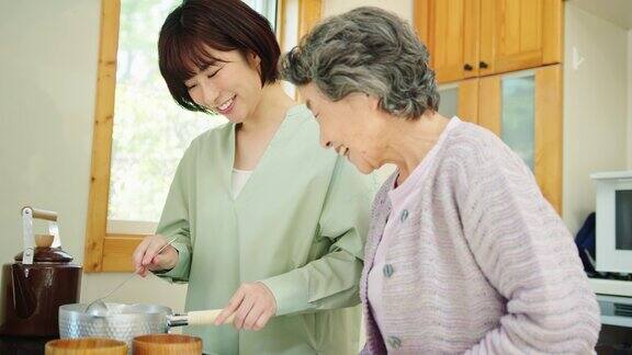 和祖母一起做饭的女人