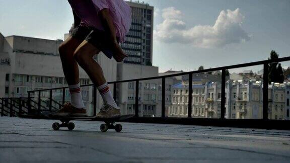 年轻人滑板在夏天白天做滑板把戏的腿运动概念城市概念