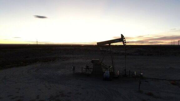 日落时分新墨西哥州卡尔斯巴德附近的抽油机