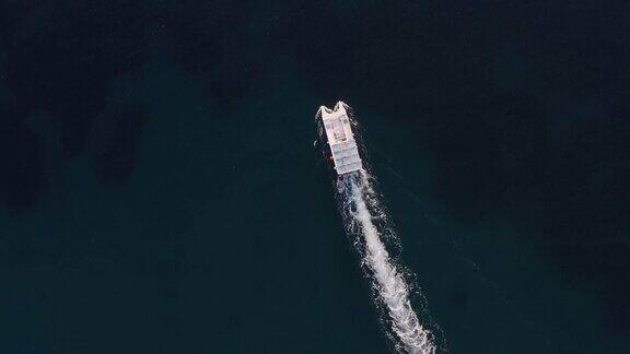 鸟瞰图双体船快艇或游艇航行在塞浦路斯海