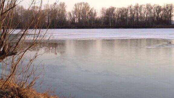 春天河上的冰正在融化