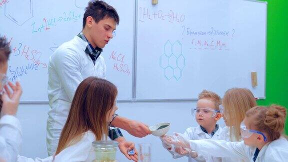 老师一起给高中化学课讲解实验