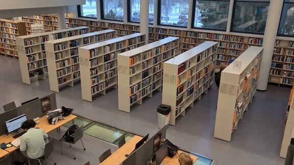 现代大学的图书馆房间