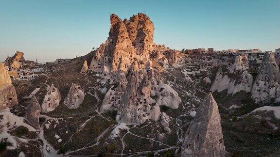 鸟瞰卡帕多西亚的乌奇萨尔天然岩石城堡-日落