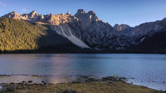 我站在湖边感受大自然的美