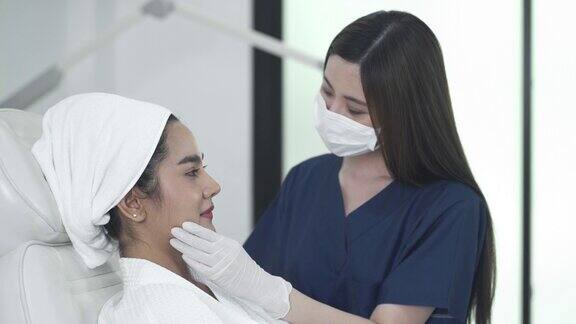 4K医生在美容诊所对女性面部进行填充注射