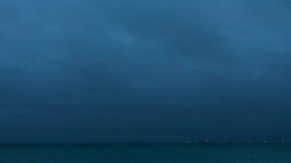 间隔拍摄傍晚北海上空有雨云