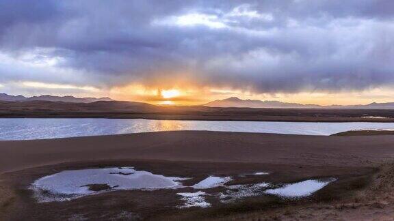太阳从沙漠中的湖后升起