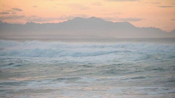 日落时海浪的快速动作镜头