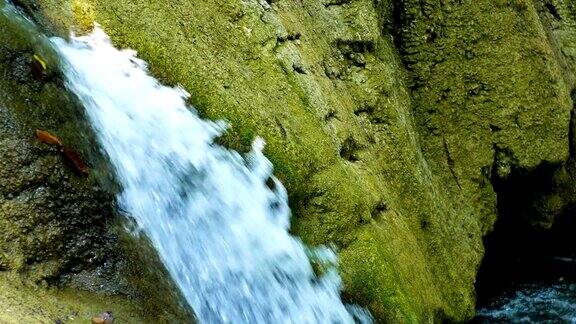 泰国怀美卡明瀑布绿色森林中的瀑布特写