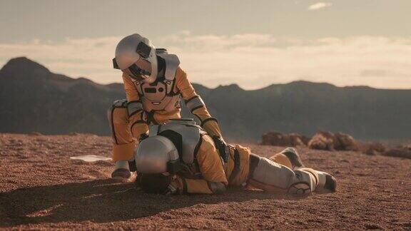 宇航员在火星上营救朋友