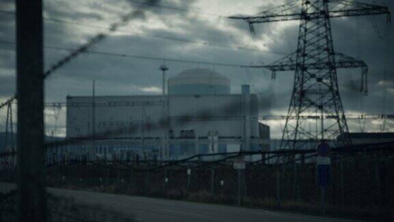 核电站前的铁丝网色彩鲜明