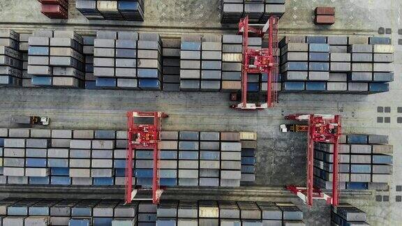 TD在港口码头的集装箱排俯视图