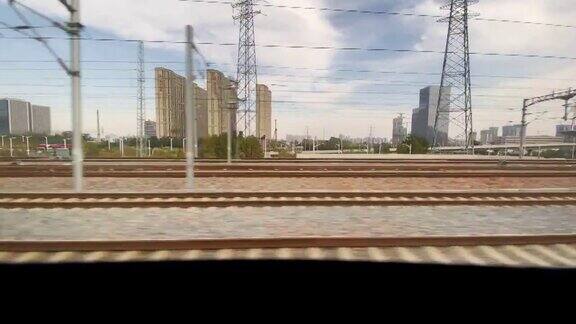 从火车上望向窗外火车慢慢地离开了中国河南省郑州东站