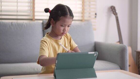 在家上学小女孩用平板电脑学习