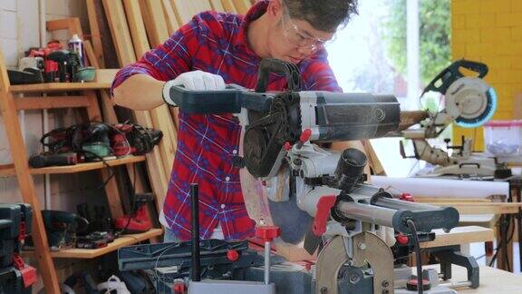 亚洲木匠为嵌入式家具项目切割木材