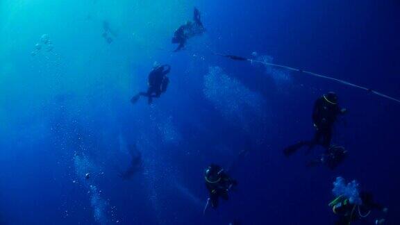 潜水员在沉船深度潜水时安全停留