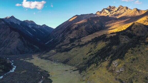 山谷里连绵不断草地和湿地