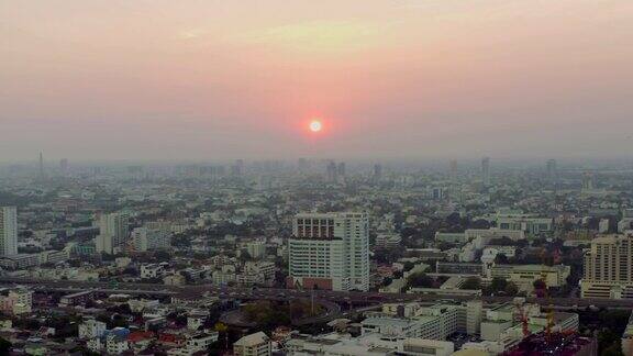 鸟瞰图曼谷城市在黄昏