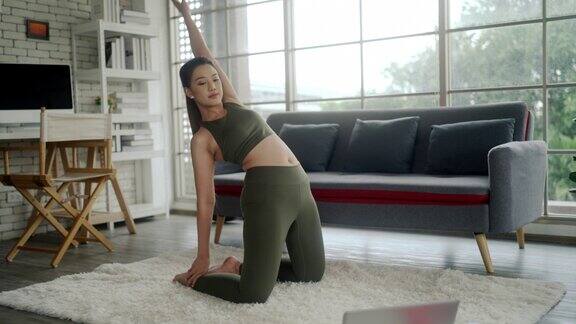 亚洲女性在家练习瑜伽