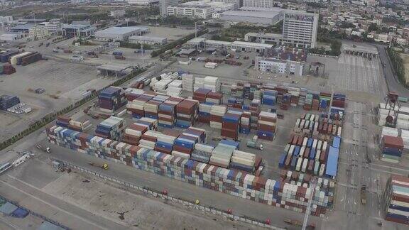 航拍一个大型货运站的大量集装箱