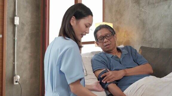 女医生在家检查亚洲老年男性患者的健康状况