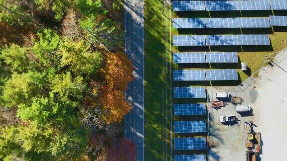 可持续发电厂鸟瞰图有许多排太阳能光伏板用于生产清洁电能零排放概念的可再生电力