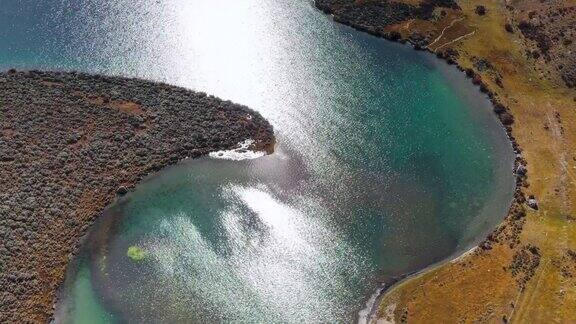 川西湖泊湿地的颜色多变