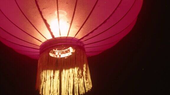 传统的中国红灯笼被用来庆祝节日