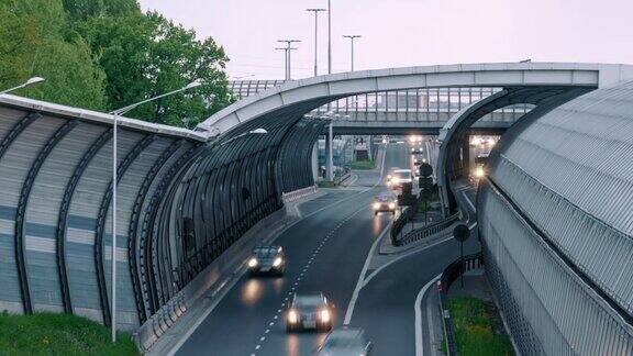 延时拍摄汽车交通城市高速公路波兰华沙的未来主义高速公路隧道许多汽车在快速繁忙的现代道路上行驶晚高峰时间的时间间隔