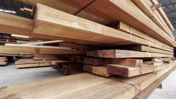 木头堆在锯木厂里工厂的架子上堆满了木材