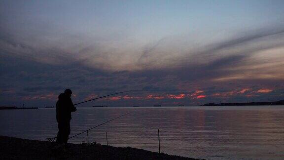 渔夫在美丽的夜晚捕鱼
