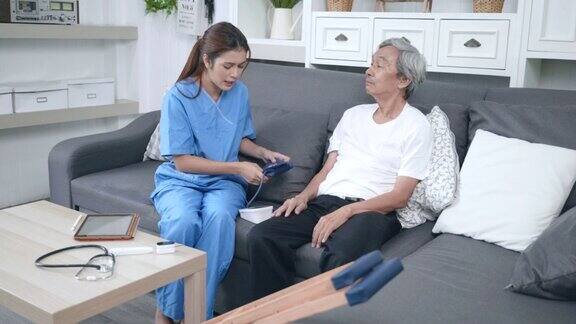 护理护士在家检查亚洲老年男性健康的场景家庭保健