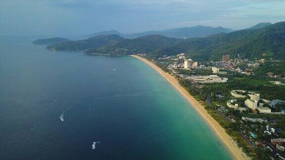 晴天时间普吉岛海滩线高空中全景4k泰国