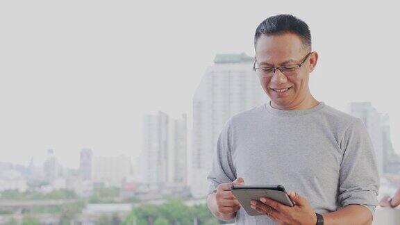一名亚裔男子年龄40-50岁穿着休闲服装以智能手机、网上购物、转账、网上银行、幸福就是一切为灵感概念