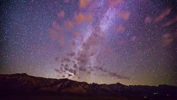 时间推移-银河星系在山谷与美丽的云-4K