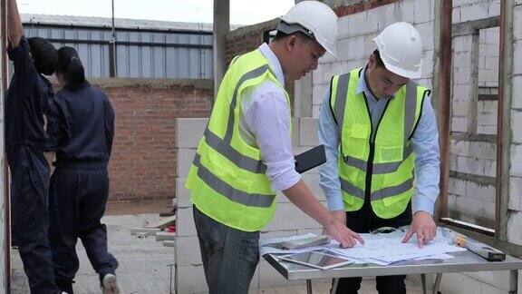 两位工程师检查了建筑物的整洁程度采购产品建筑业建筑工地工程师建筑建筑工人建筑师工作安全规划建筑会议