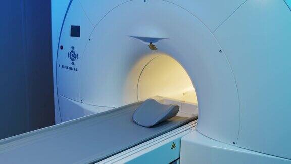 在放射科工作的核磁共振扫描仪